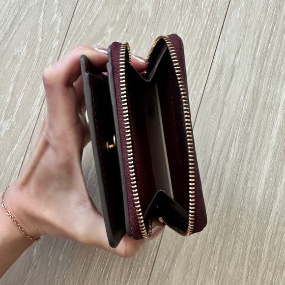 Tory Burch T Monogram Burgundy Embossed Patent Leather Bi Fold Wallet - Picture 5 of 9